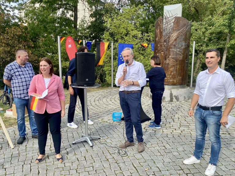 Parteiübergreifende Veranstaltung am Wendedenkmal in Plauen zum Tag der Deutschen Einheit